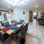 Downtown Acacia Str Apartamento